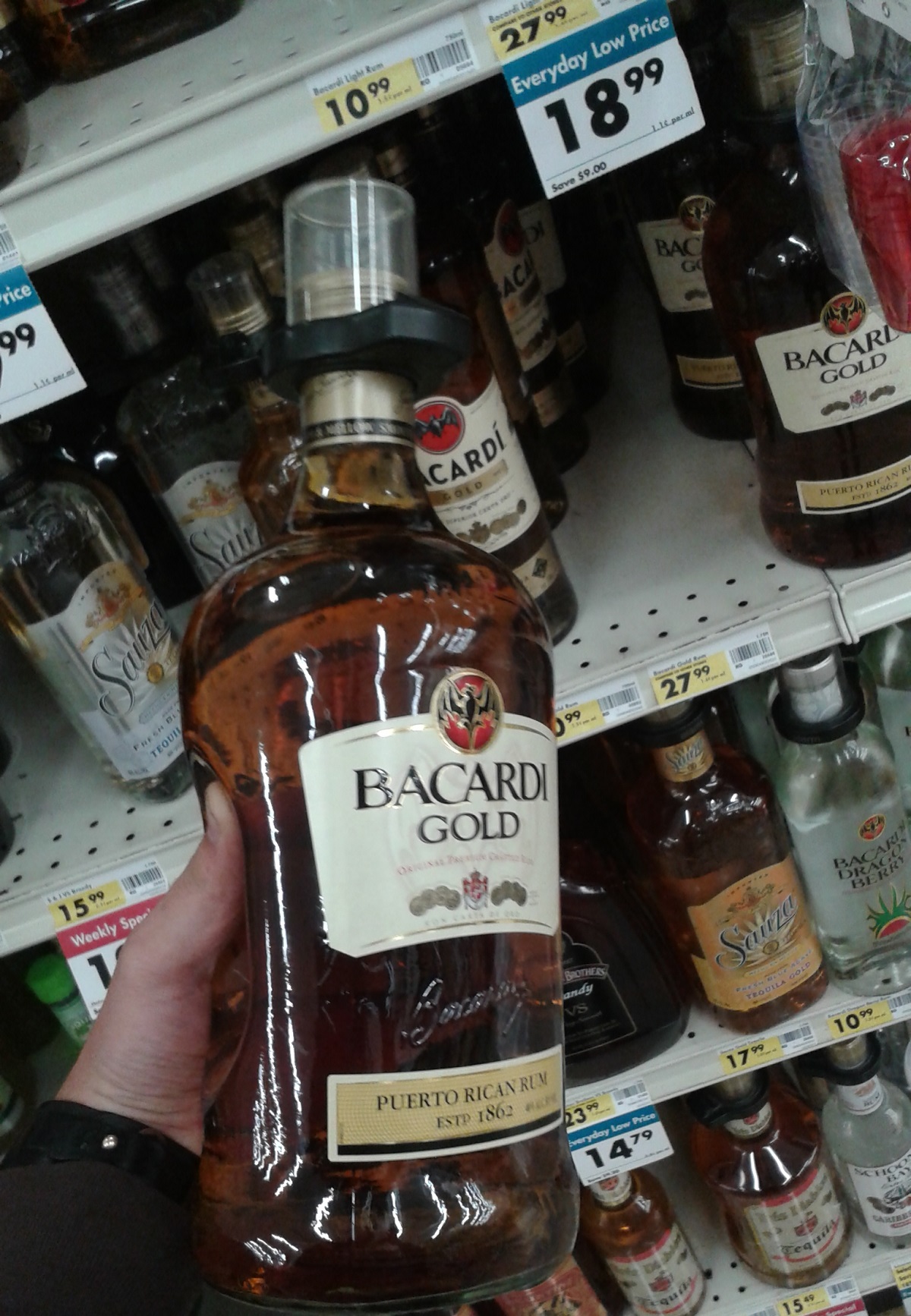 Bacardi Gold Rum in Übergröße