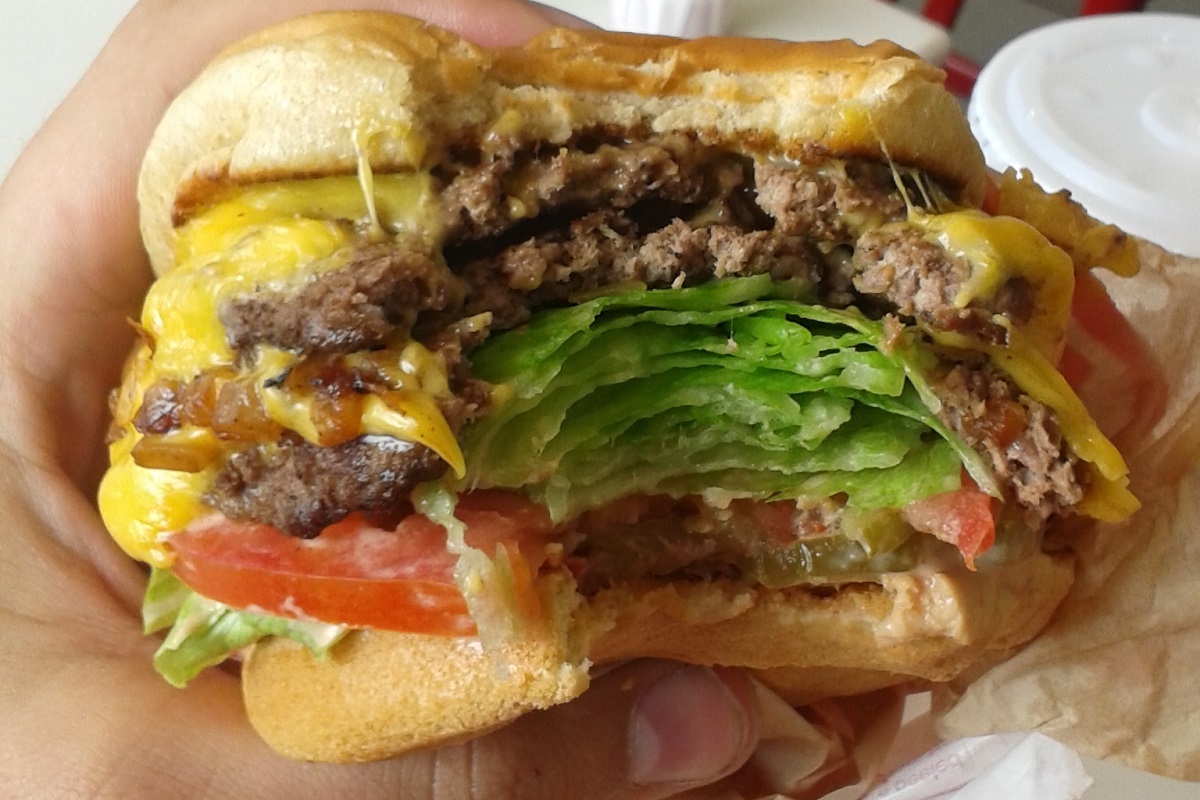American Burger XXL - immerhin quetscht sich der Salat dazwischen