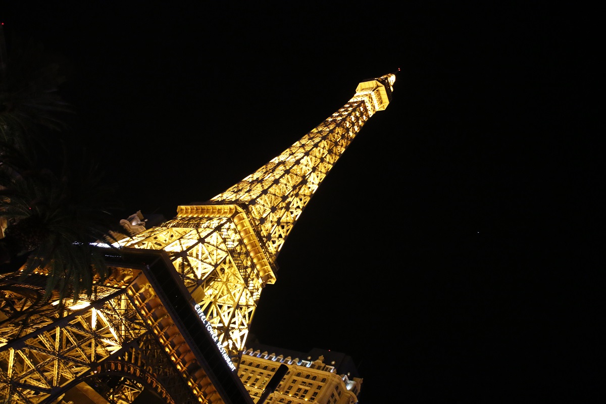 Auch der Miniatur-Eiffelturm erstrahlt im Licht
