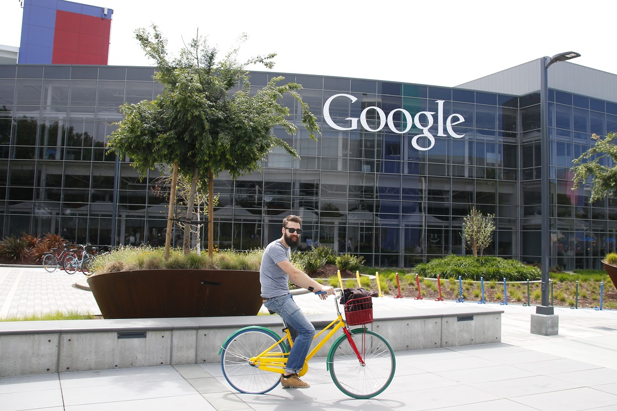 Mit dem farblich passenden Fahrrad durch die Google-Zentrale
