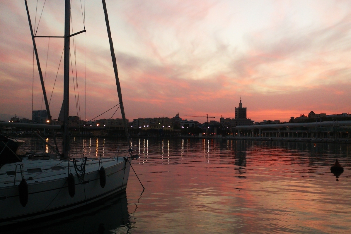 Der Hafen Málagas im Sonnenuntergang lädt zu gemütlichen Abenden ein