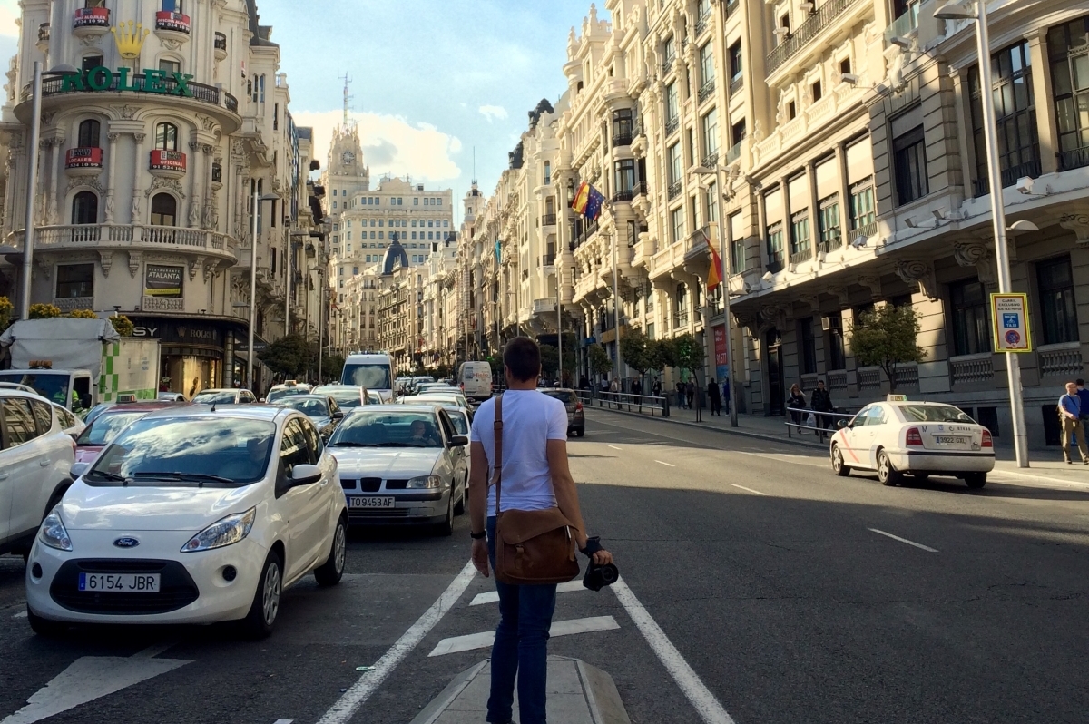 Die Calle Gran Via in Madrid - hier gibt es alles und viel mehr als der Geldbeutel hergibt