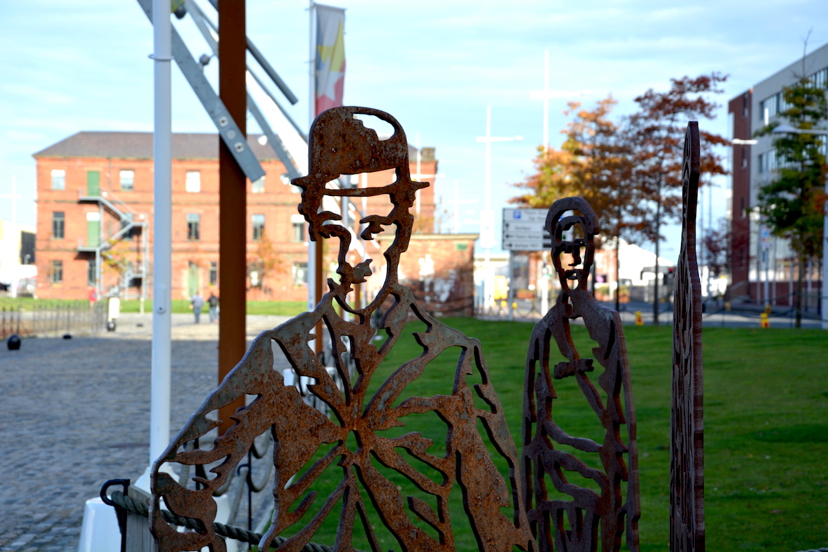 Figuren im Titanic Quarter von Belfast