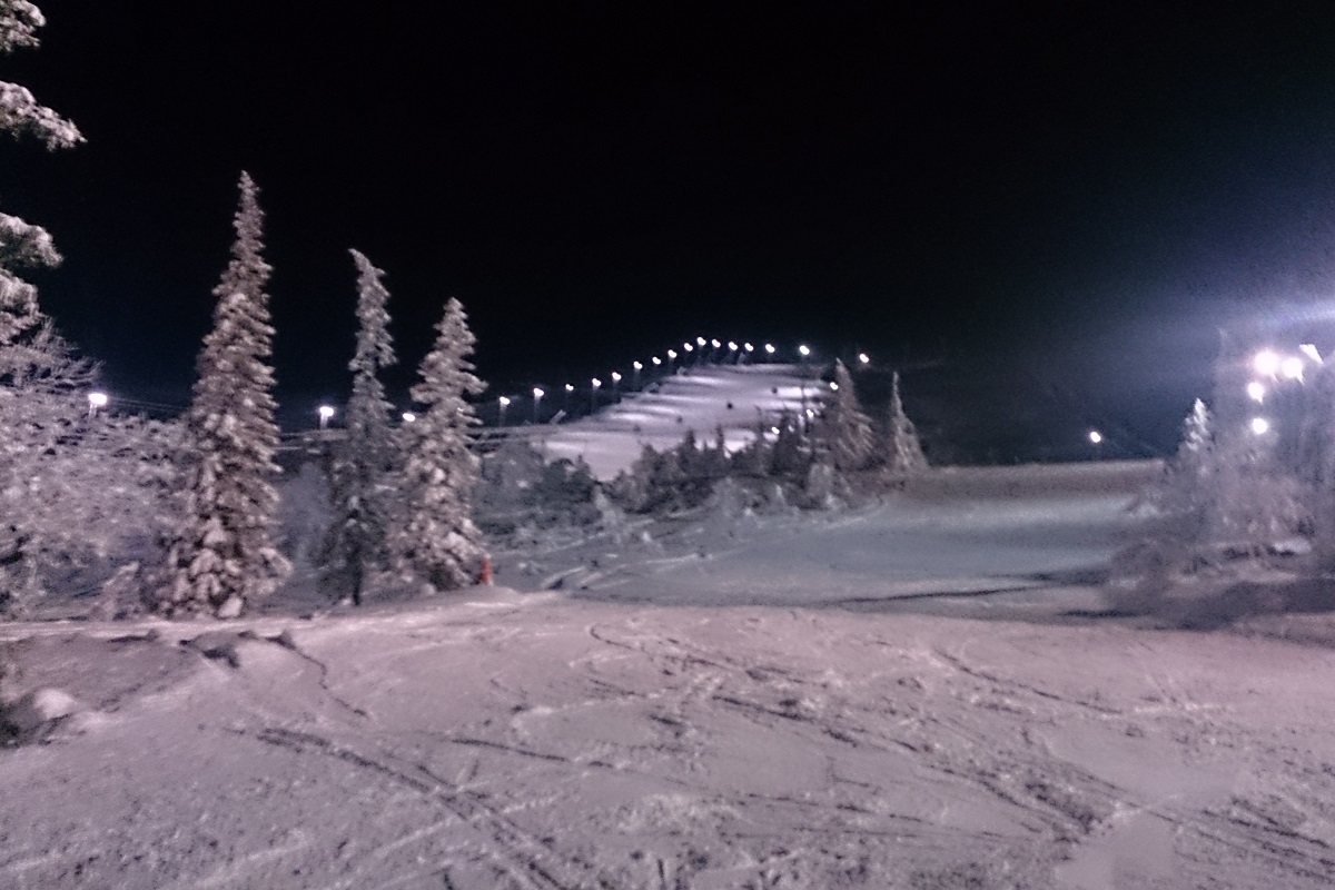 Menschenleer, voller Schnee und beleuchtet ab 14 Uhr: die Skipiste in Lappland