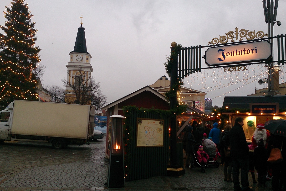 Joulutori, finnischer Weihnachtsmarkt auf dem Hauptplatz in Tampere